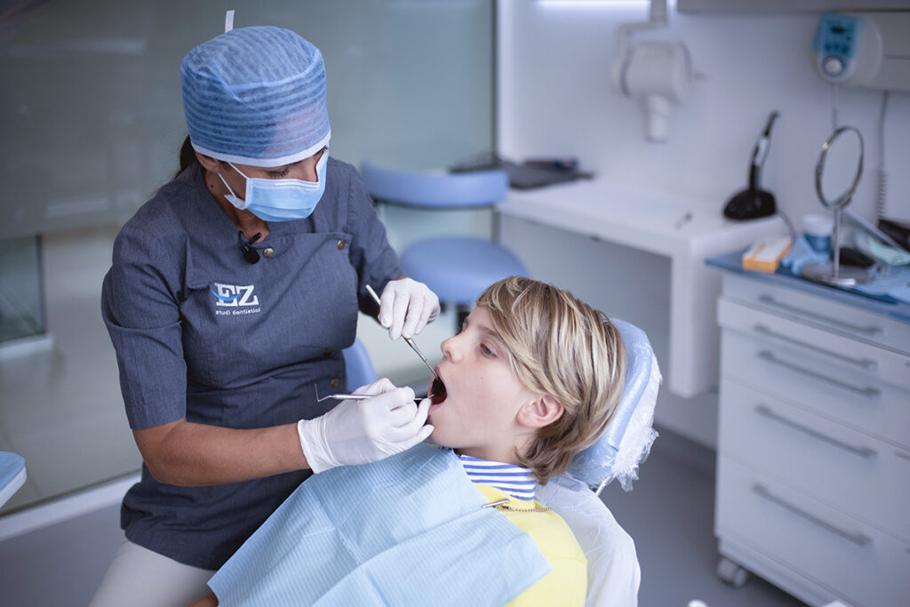 bambino visita di controllo dal dentista