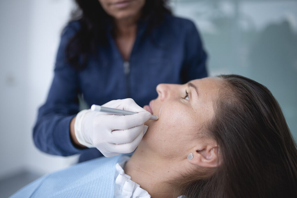 Dottoressa prepara il filler labbra
