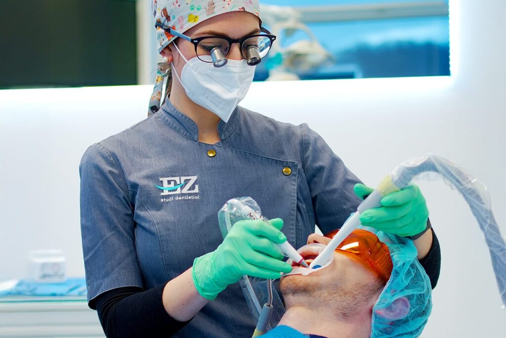 EZ_Clinica-odontoiatrica_Dentista-Montebelluna_GBT-pulizia-denti-indolore-polveri Pulizia dei denti indolore con uso delle polveri GBT a Montebelluna