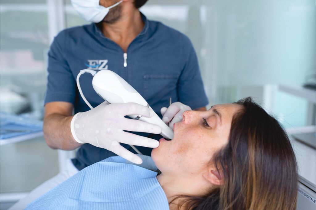 EZ_Clinica-odontoiatrica_Dentista-Montebelluna_Scanner-intraorale-digitale Scanner intraorale Digitale per evitare calco dentale